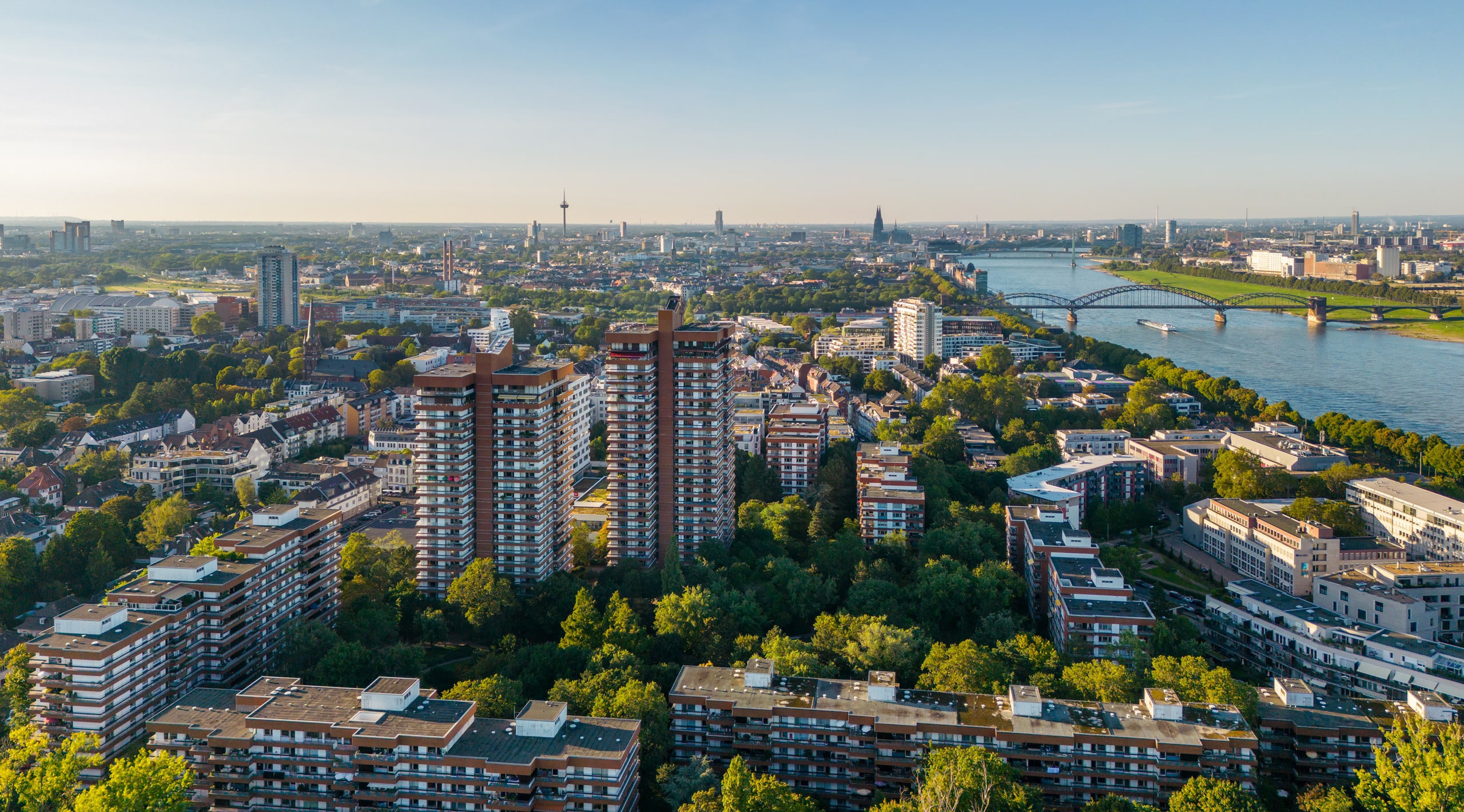 Drohnenaufnahme des Wohnpark Bayenthal mit weitem Blick über Köln.
